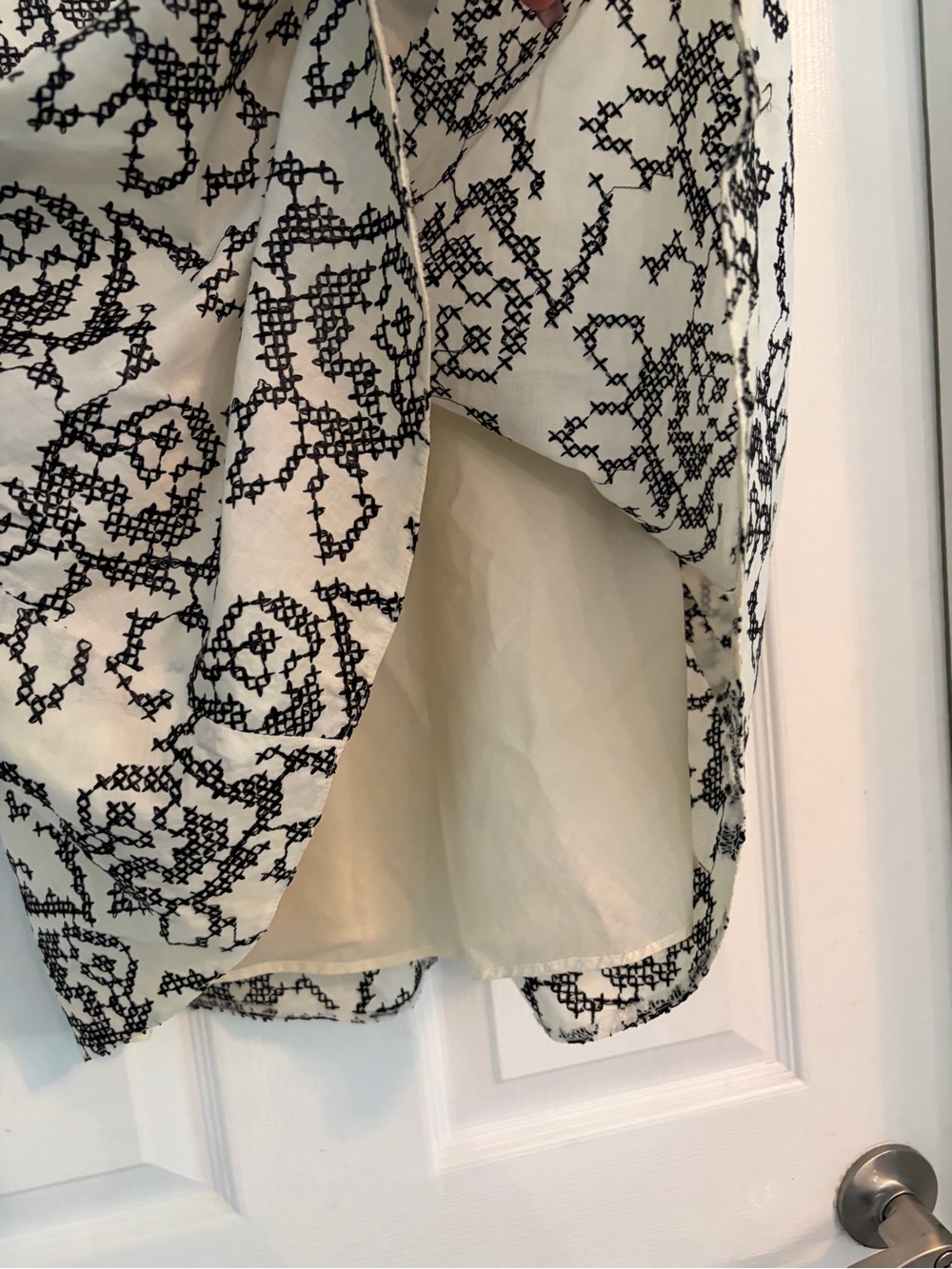 KORS Michael Kors Black Cream Floral Embroidered Cotton Midi Skirt Size 8 - Picture 5 of 5